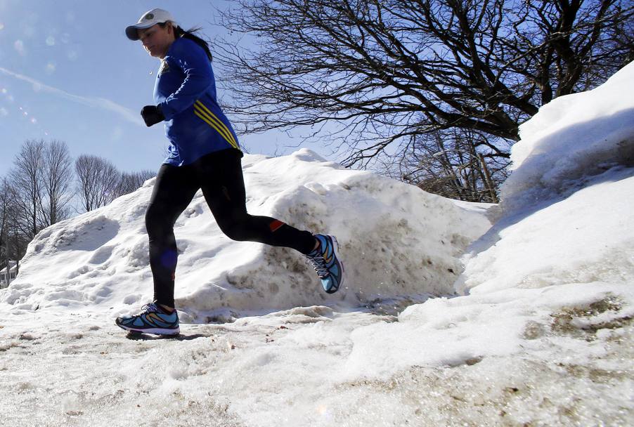 Becca Pizzi si allena per la maratona di Boston (si disputer il 20 aprile) correndo fra la neve (Ap)